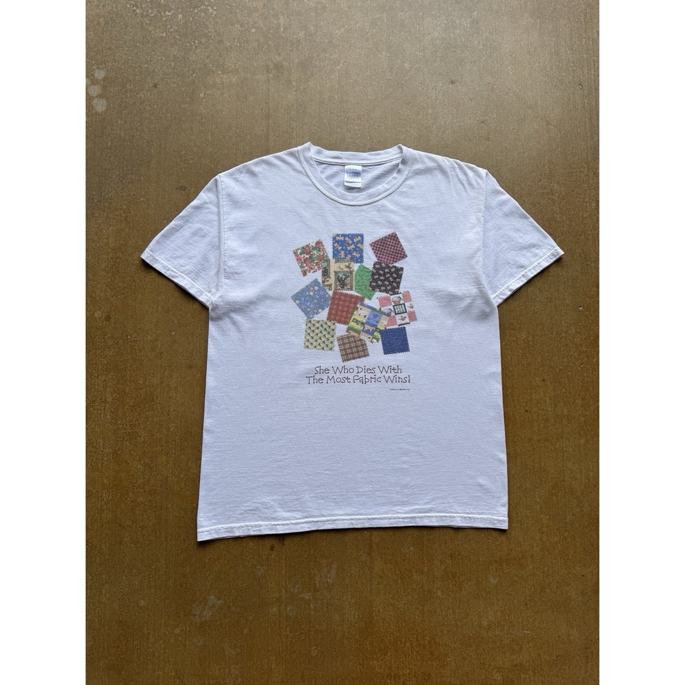 VTG 2003 She Who Dies With The Most Fabric Wins Sewing Grandma Cute T-Shirt (L)